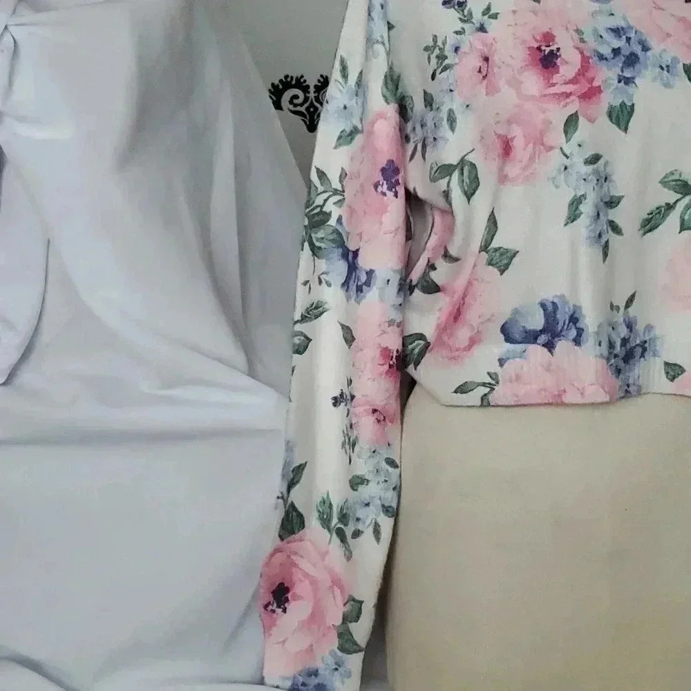 F21 Floral Crop Sweater - Picture 2 of 9